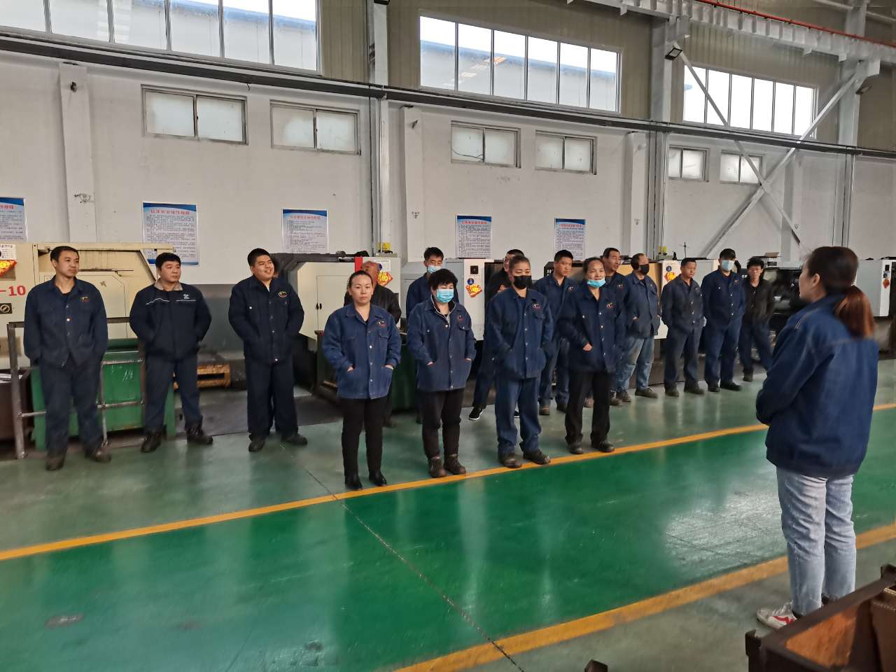 公司召開(kāi)2022年安全生產(chǎn)工作會(huì)議-03月11日上午，公司召開(kāi)2022年安全生產(chǎn)工作會(huì)議，總結(jié)2021年安全生產(chǎn)工作，部署2022年安全生產(chǎn)重點(diǎn)任務(wù)。公司各級(jí)領(lǐng)導(dǎo)班子、各部室及負(fù)責(zé)人、安全總監(jiān)及安全員等參加會(huì)議,會(huì)議由公司經(jīng)理張世立主持。 會(huì)上，公司安全總監(jiān)袁振水作《2022年安全生產(chǎn)工作報(bào)告》?？偨Y(jié)了2021年的安全管理總體工作，分析了2022年安全管理所面臨的形勢(shì)，提出了公司2022年安全生產(chǎn)工作總體思路和重點(diǎn)工作。從十個(gè)方面進(jìn)行了工作部署◆ 持續(xù)提升安全生產(chǎn)思想認(rèn)識(shí)，進(jìn)一步樹(shù)牢安全發(fā)展理念。◆ 突出主體責(zé)任落實(shí)，抓好三年行...